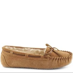 MINNETONKA WOMENS JEANETTE JR TRAPPER SLIPPER - TAN. Size 11.